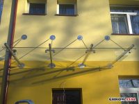 Balustrada nierdzewna oraz zadaszenie ze szkła i chromoniklu - szkoła w Mrowli