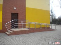 Balustrada nierdzewna oraz zadaszenie ze szkła i chromoniklu - szkoła w Mrowli