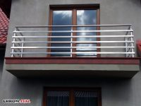 Nasza najnowsza realizacja to balustrady balkonowe w budynku mieszkalnym w Raniżowie. Balustrada w nowoczesnym stylu, chromoniklowa, z profilami poziomymi.